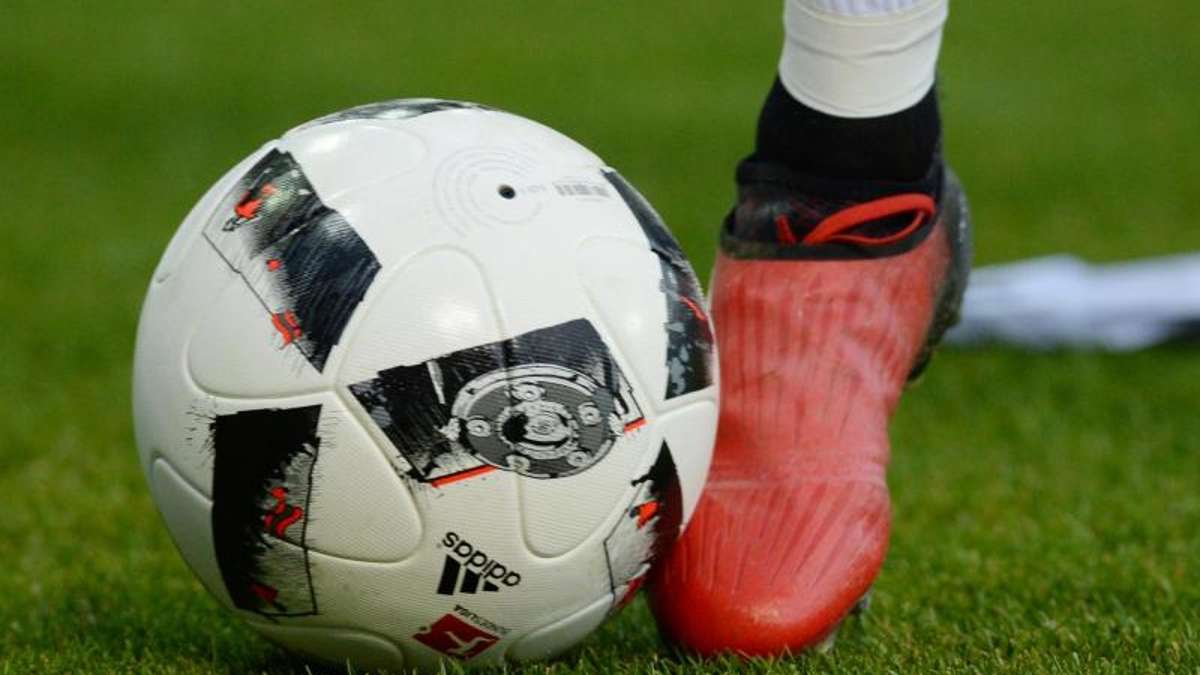 Gattendorf: Verletzt: Fußballer tritt Zuschauer Bierglas aus der Hand