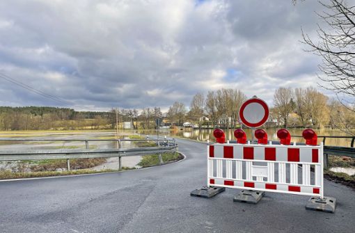 Bei Neuenreuth stand ebenso wie in Langenstadt das Wasser auf der Straße. Die Strecken mussten am Freitagabend gesperrt werden. Foto:  