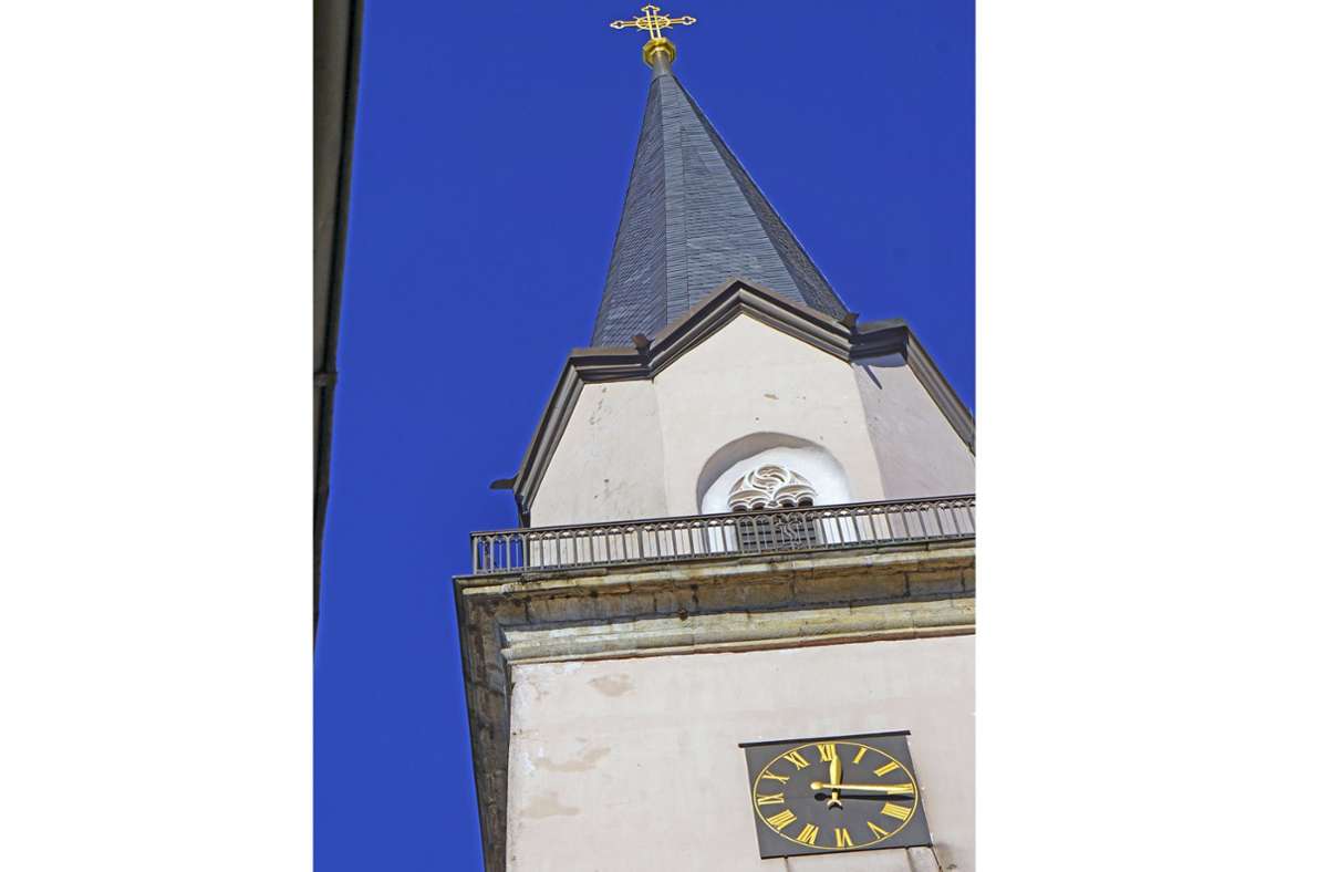 Von Ende April bis Mitte Juni  muss sich der Turm der Kirchenlamitzer Michaeliskirche einer Sanierung unterziehen. Die Glocken läuten in dieser Zeit nur eingeschränkt. Foto: Dieter Weigel