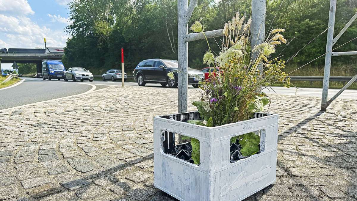 Verschüttetes Bier: Bierschoff errichtet Mahnmal nach Lkw-Unfall