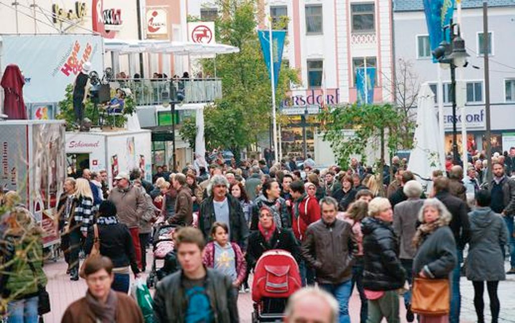 Massenbewegung zum verkaufsoffenen Sonntag: Mit Einkaufstaschen in Händen und dick eingepackt schlendern die Menschen durch die Altstadt.