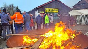 Mahnung am Straßenrand: Flammen stehen für Protest