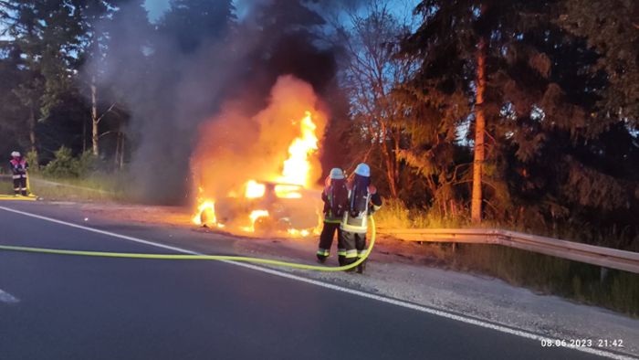 An der B 303: Verlassener Peugeot brennt aus
