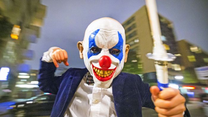 Maskierter Clown schlägt auf Opfer ein