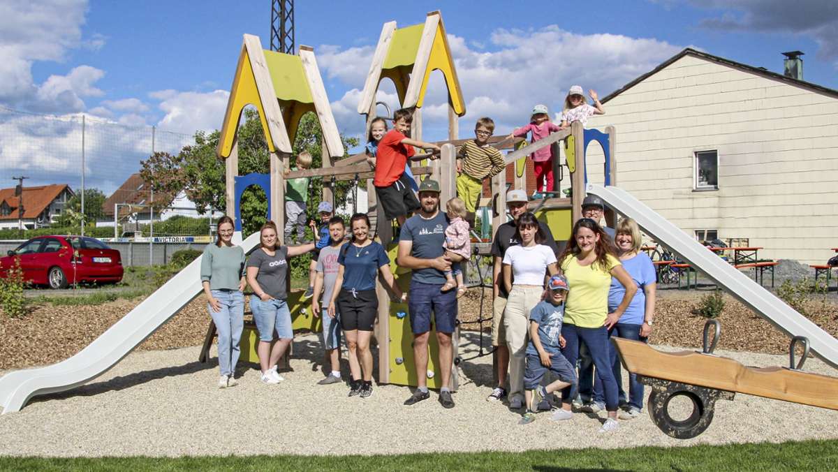 Poppenreuth: Eltern bauen Spielplatz auf