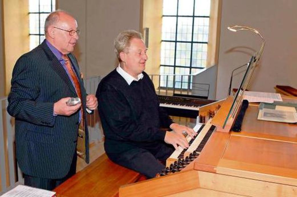 Norbert Düchtel (rechts) zeigte sich von der Rieger-Orgel in der katholischen Kirche St. Bartolomäus restlos begeistert. Foto: Wunder
