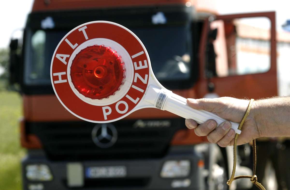 Eine Kelle mit der Aufschrift Halt Polizei! - Symbolfoto. Foto: dpa-Zentralbild