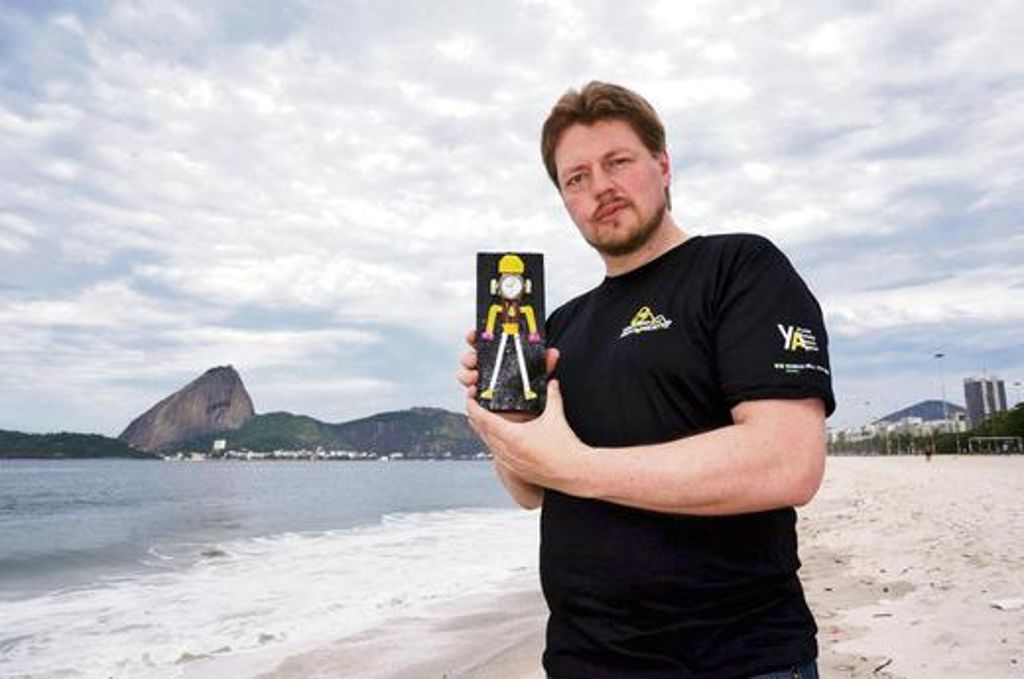 Regisseur Michael von Hohenberg mit dem Filmpreis "Yellow Oscar" am Strand von Rio de Janeiro. Foto: pr