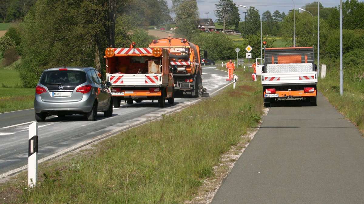 Münchberg: Unbekanntes Fahrzeug verliert erhebliche Menge Öl