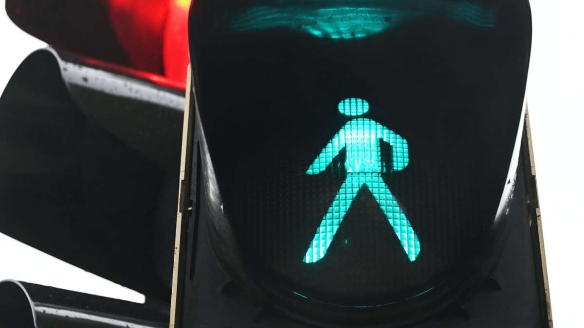 Hof: Autofahrer übersieht Mann an grüner Fußgängerampel