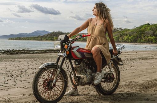 Um Costa Rica zu erkunden, hat sich Sophia Haberkorn in  Santa Teresa ein Motorrad gekauft. Ihre Fotos schießt sie selbst – mit Stativ und Selbstauslöser. Foto: Sophia Haberkorn