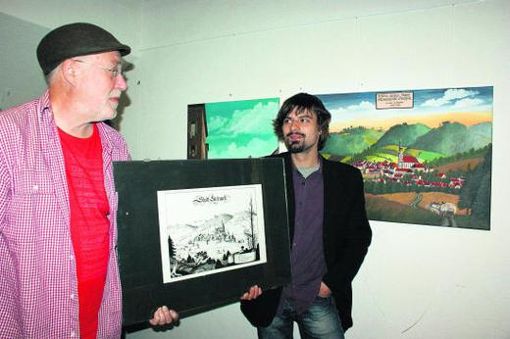 Wolfgang Martin (links) und Nicki Lang in der Ausstellung im Ratskeller mit dem Kupferstich Merians, der eine Ansicht von Stadtsteinach zeigt. Foto: Unger