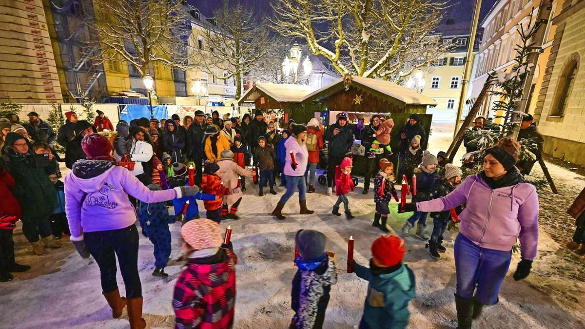 Die Wunsiedler Marktweihnacht ist eröffnet: Die Weihnachtswichtel vom Maxikindergarten sorgten mit ihren Aufführungen für Stimmung.