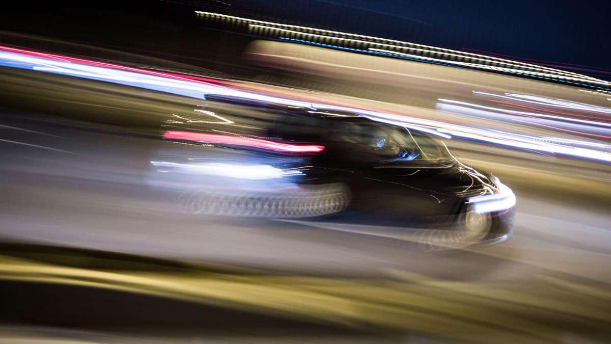Fahndung im Hofer Land: Viel zu schnell und ohne Licht: Autofahrer flüchtet vor Polizei