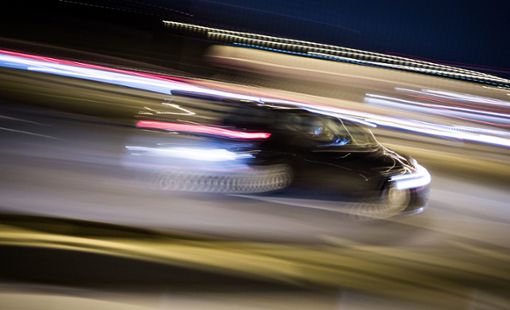 Auto fährt in der Nacht. Symbolfoto. Foto: Frank Rumpenhorst/dpa