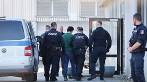 Urteil am Landgericht Itzehoe: Lebenslange Haft wegen tödlicher Messerattacke im Zug bei Brokstedt