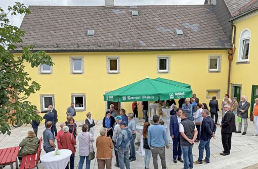 Das Dorfgemeinschaftshaus in Lorenzreuth wurde für 1,4 Millionen Euro saniert; beim Tag der offenen Tür konnten viele Marktredwitzer das Anwesen erstmals besichtigen. Foto: /Herbert Scharf