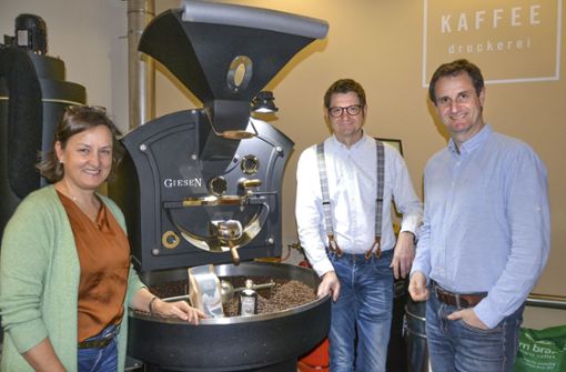 Bio-Espresso aus der Rösterei von Christine und Wolfgang Kohl  in Tirschenreuth verwendet Mathias Gerstner (Mitte)  für seinen Espresso-Likör, der in der Rhön gefertigt wird. Foto: Paul Zrenner