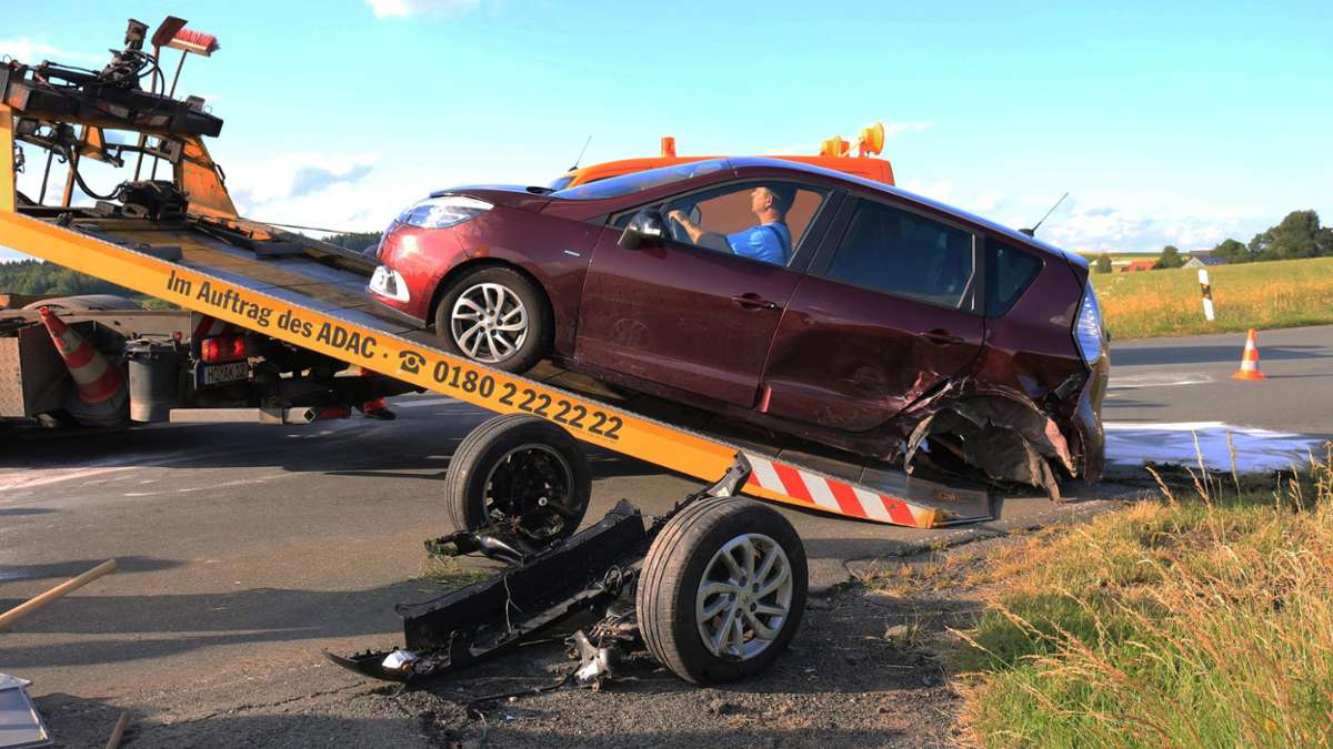 Naila: Hinterachse bei Unfall aus Auto gerissen