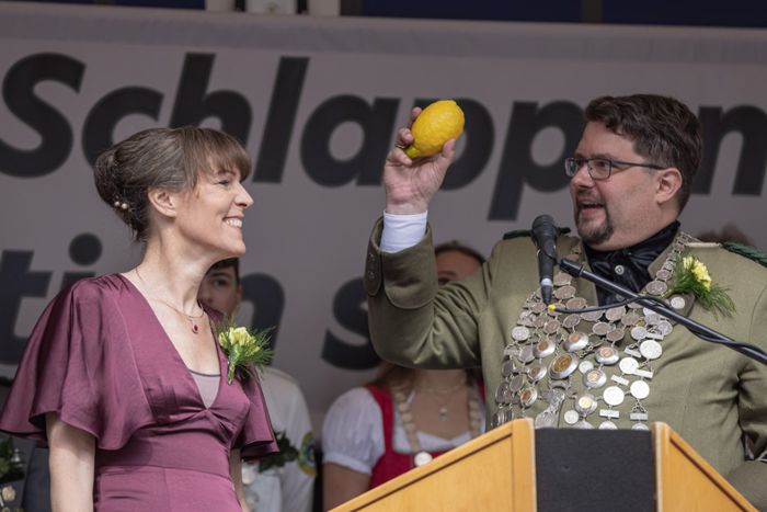 Die Hofer Oberbürgermeisterin Eva Döhla hat die Zitrone als neue Schlappenkönigin aus den Händen von Schützenmeister Lars Neumann bekommen.