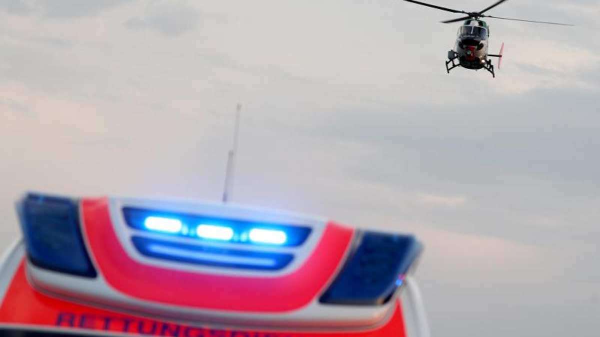 Rehau: SUV überschlägt sich: Ersthelfer und Feuerwehr retten eingeklemmte Personen