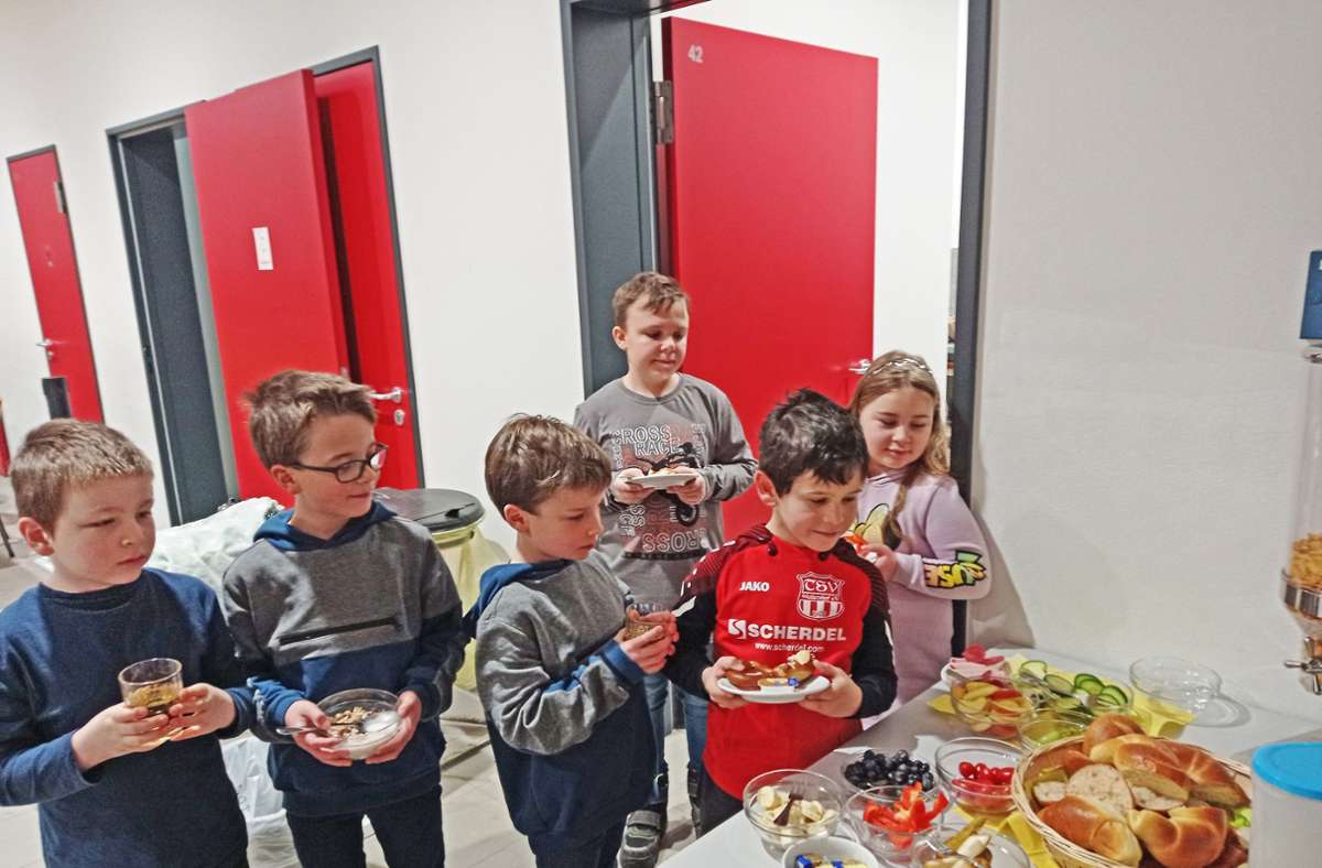 Die Kinder können beim Schulfrühstück aus vielen Angeboten wählen Foto: Oswald Zintl