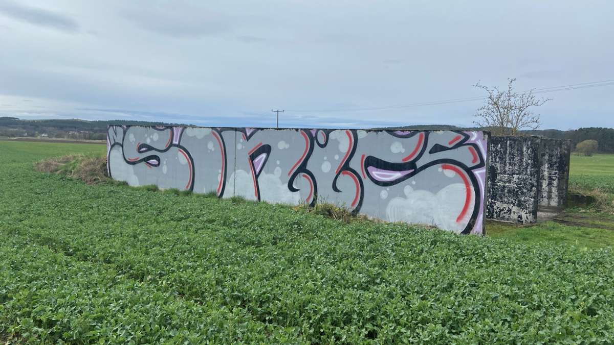 Sachbeschädigung : Silo mit Graffiti besprüht