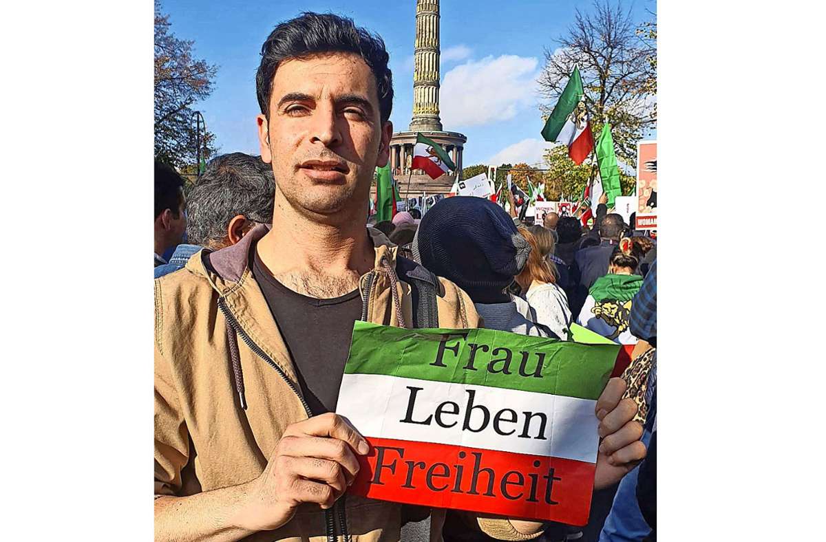 Exil-Iraner und Flüchtlinge, die in Deutschland leben, schließen sich den Protesten in ihrem Heimatland an. Im Bild Mehdi Moazami Goudarzi, der in Arzberg lebt und dort zurzeit eine Ausbildung macht, bei einer Demonstration im Oktober in Berlin. Foto: /pr.