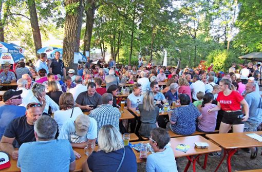 Am Teufelsstein wird wieder gefeiert: Das Bild zeigt  Festbesucher beim letzten Bürgerfest im Jahr 2019 ebenfalls auf dem Teufelsstein in Marktleuthen. Foto: /Hans Gräf