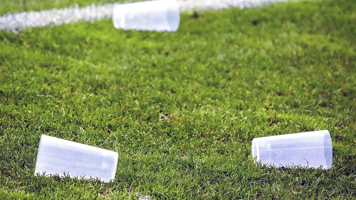 Fußball-Relegation: Plastikbecher-Gebot vermiest Freude an Vereinsarbeit