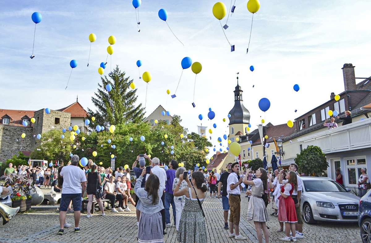 Farbenfroher Abschluss des Wiesenfestes: Traditionell lassen die Hohenberger am Burgplatz Luftballons steigen – in diesem Jahr in den Farben der Ukraine.