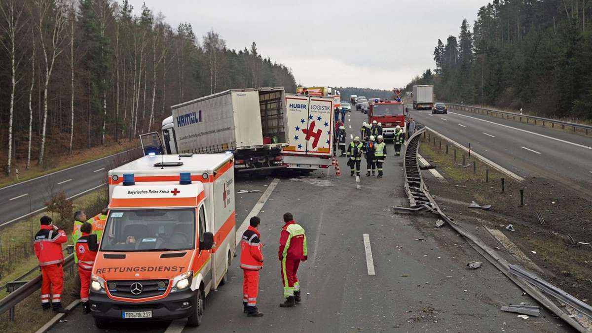 Fichtelgebirge: Zwei Lastwagen durchbrechen Leitplanke