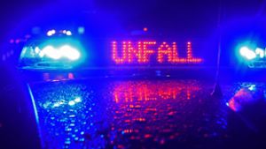 Unfall in roten LED-Leuchtbuchstaben steht zwischen zwei Blaulichtern auf dem Dach eines Polizeiwagens.