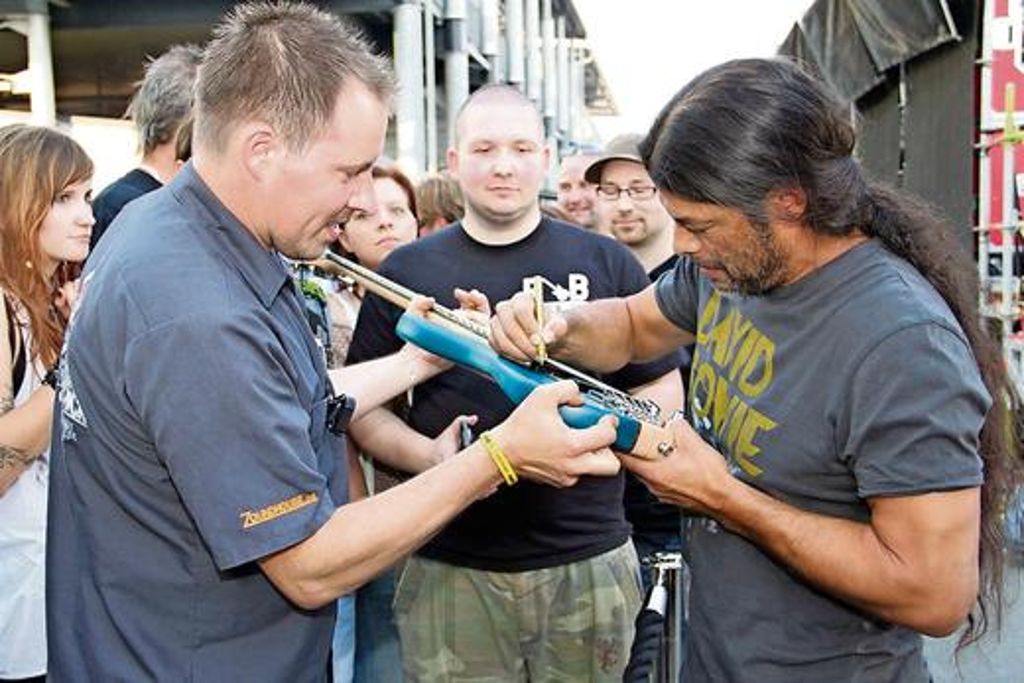 Idole hautnah: In Markneukirchen schrieb Rob Trujillo von "Metallica" geduldig Autogramme.	Foto: Katrin Mädler