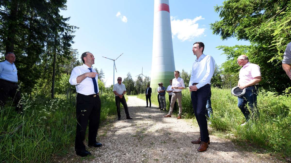 300 neue Standorte: Aiwanger: Windräder sollen in den Wald