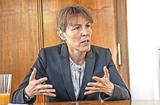 Eva Döhla, Hofer Oberbürgermeisterin, wird am Mittwoch zur Supermarktkassiererin. Foto: Archiv Uwe von Dorn