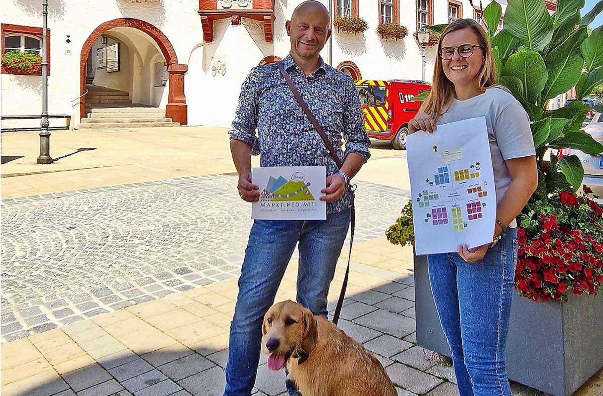 Bauamtsleiter Stefan Büttner (mit Hund Alf) und Projektbetreuerin Daniela Pöhlmann freuen sich auf viele Anregungen aus der Bevölkerung, wie sich der Markt in Zukunft entwickeln soll. Foto: Peggy Biczysko