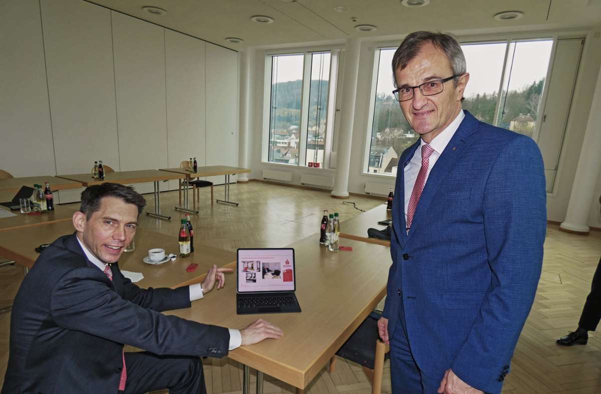 In einem Pressegespräch erklärten Vorstandsvorsitzender Harry Weiß (rechts) und Vorstandsmitglied Steffen Potstada (links) die Beweggründe für die Bürgerbüro-Lösungen. Foto: Reißaus