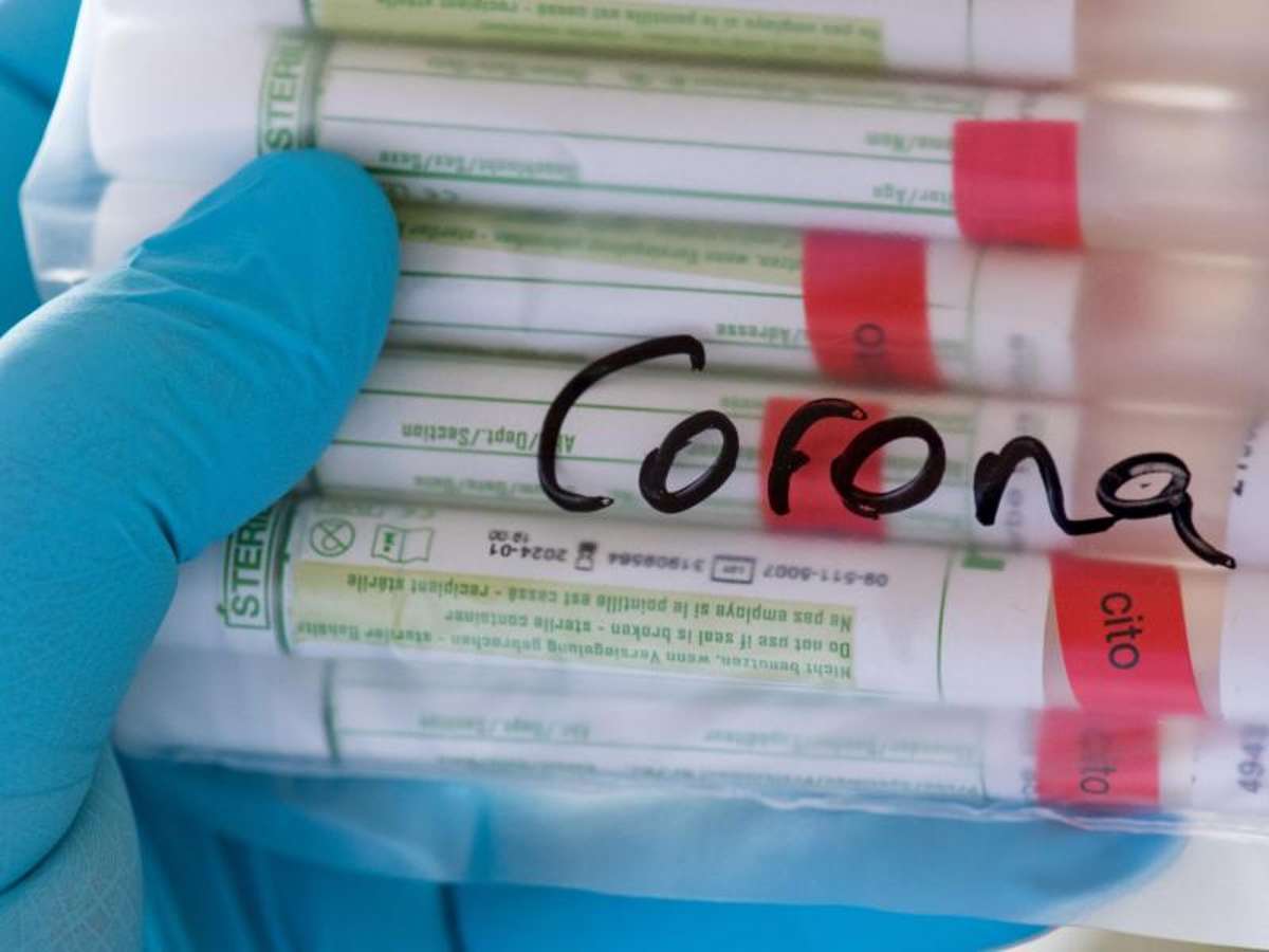 Proben für Corona-Tests werden für die weitere Untersuchung vorbereitet. Die Zahl der Infektionen nimmt in Deutschland weiter zu. Foto: Hendrik Schmidt/dpa-Zentralbild/ZB
