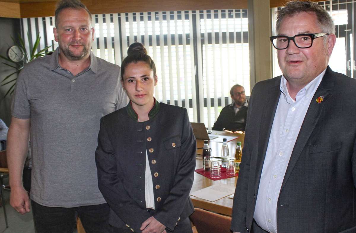 Bürgermeister Rainer Klein (rechts) vereidigte Janine Pielorz; Holger Kuhbandner begrüßte die neue Kollegin  in der CSU-Fraktion. Foto: Christian Schilling