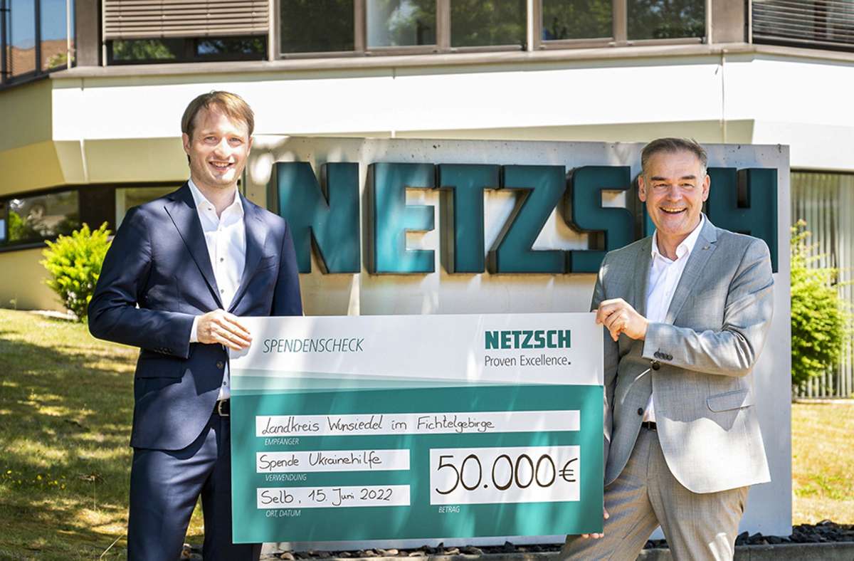 Landrat Peter Berek (rechts) nahm den symbolischen Spendenscheck in Höhe von 50 000 Euro von Geschäftsführer Paul Netzsch entgegen. Foto: /Netzsch