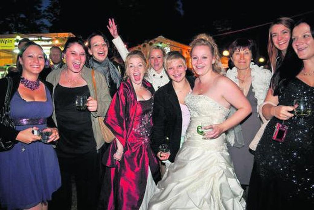 In Feierstimmung: junge Damen und eine entführte Braut beim Lichterfest.