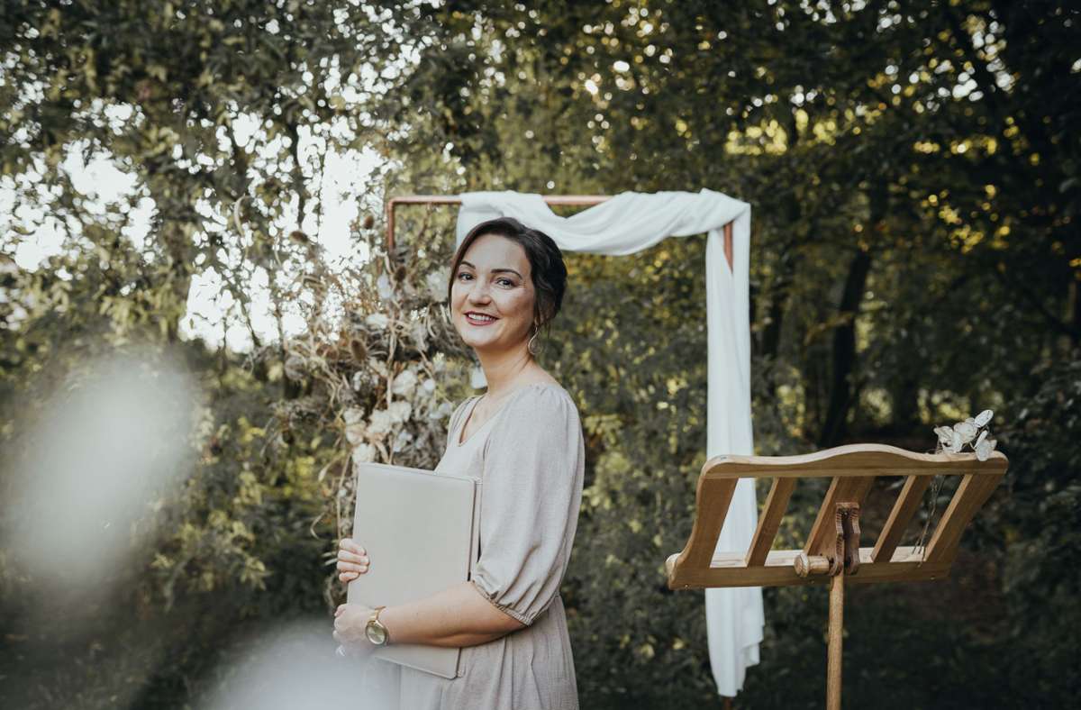 „Heiraten ist ein wunderschöner großer Akt der Liebe“: Traurednerin Catarina Pöhlmann liebt es romantisch. Foto: Ann-Kathrin Lang