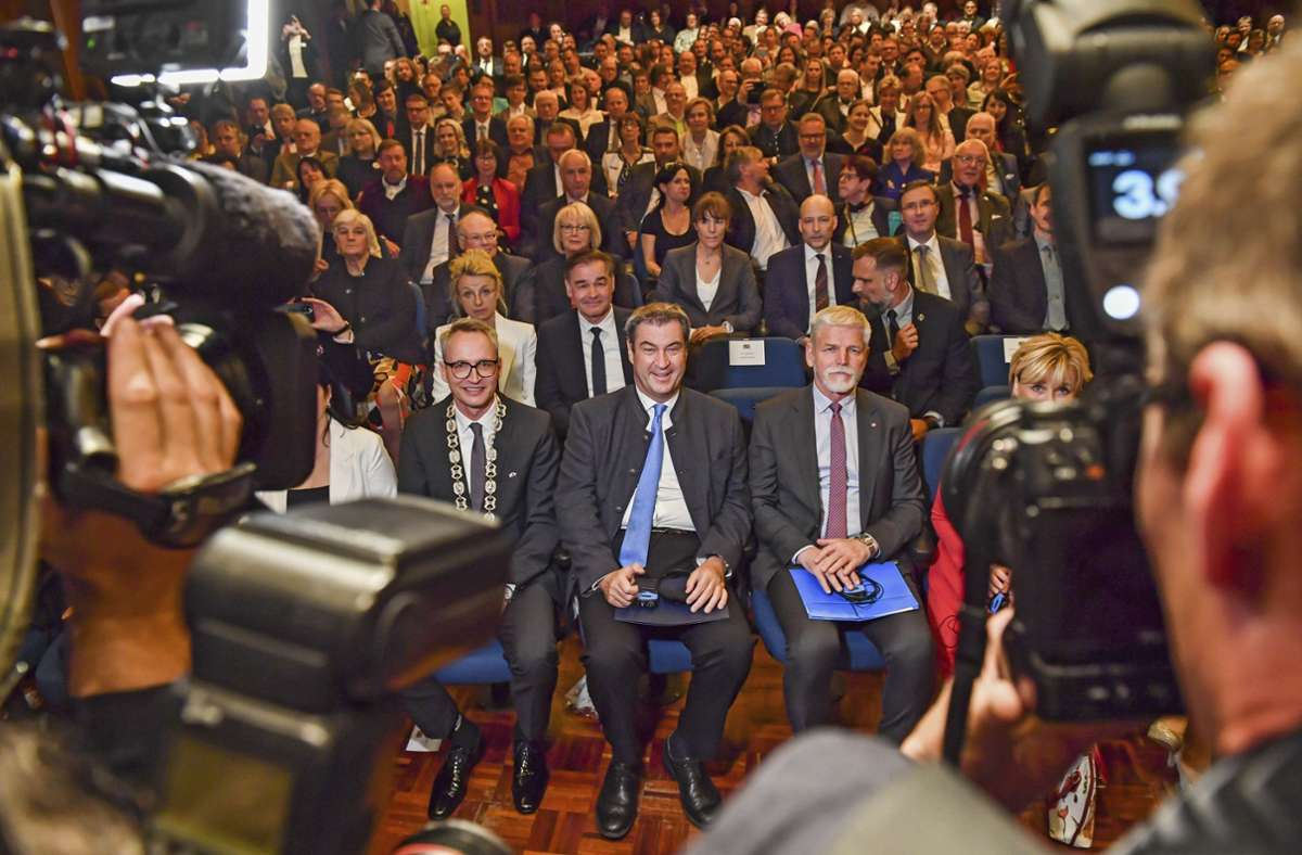 Gruppenbild mit Presse und Gästen: Ministerpräsident Markus Söder mit dem tschechischen Staatspräsidenten Petr Pavel (rechts) und Oberbürgermeister Ulrich Pötzsch. Foto: /Florian Miedl