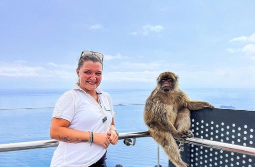 Hoch über Gibraltar, mit einem der typischen „Gastgeber“ am Aussichtsfelsen: Lara Schertel aus Hof. Sie teilt sich eine Zwölf-Quadratmeter-Kajüte – und erkundet die Welt. Foto: privat