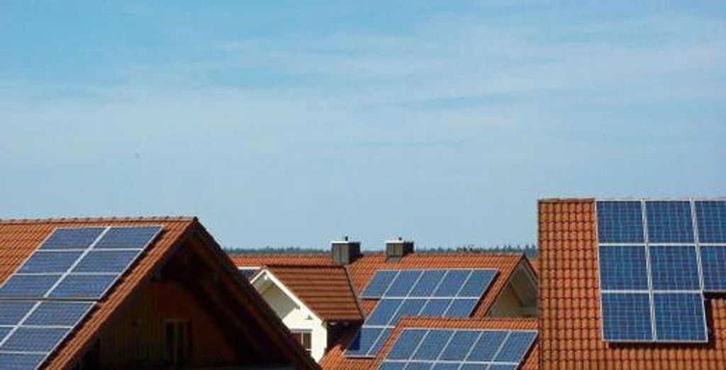 Die Bayern sind Weltmeister beim Solarstrom - vor allem die Niederbayern. Nirgendwo sonst haben so viele Hausbesitzer eine Photovoltaik-Anlage auf ihr Dach montiert wie rund um Landshut. Eine Allianz aus Naturschützern, Handwerkern und CSU-Bürgermeistern hat die neue Technik verbreitet, sagt Hubert Weiger, der Vorsitzender des Bund Naturschutz.