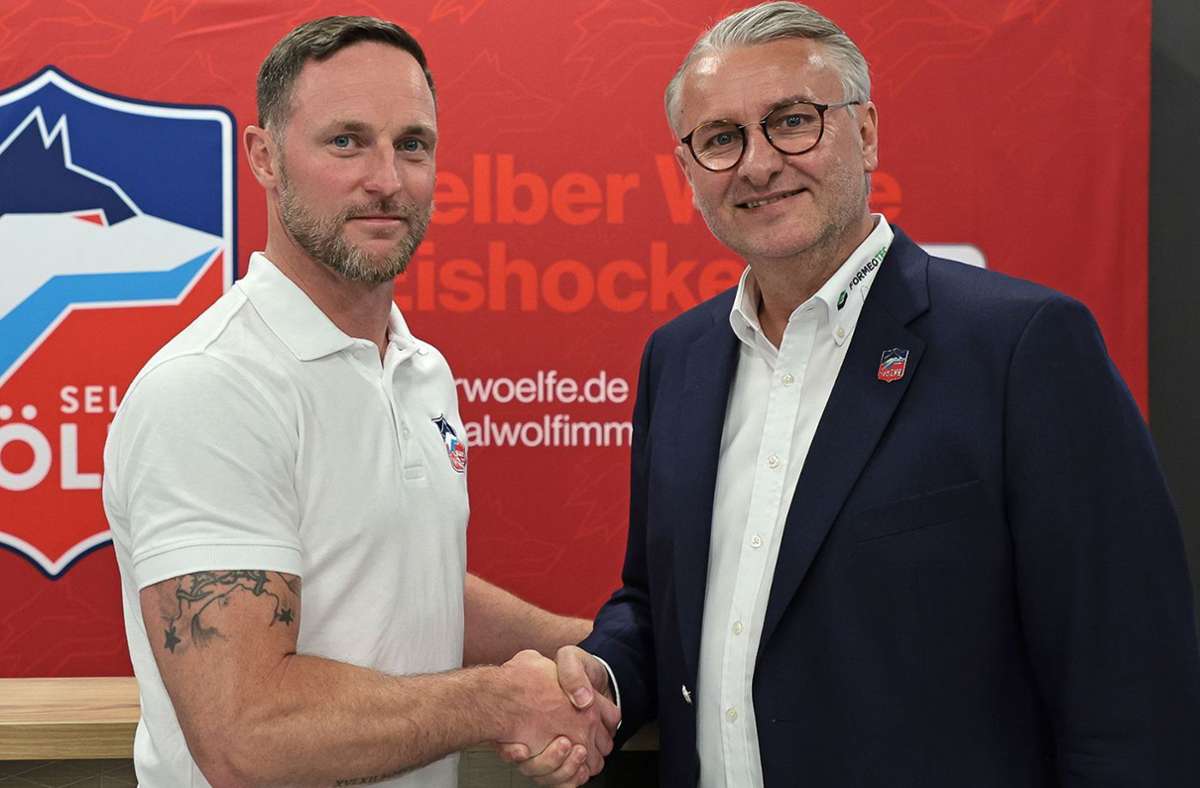 Lanny Gare (links) und Wölfe-Geschäftsführer Thomas Manzei freuen sich auf eine weitere Zusammenarbeit. Foto: Mario Wiedel