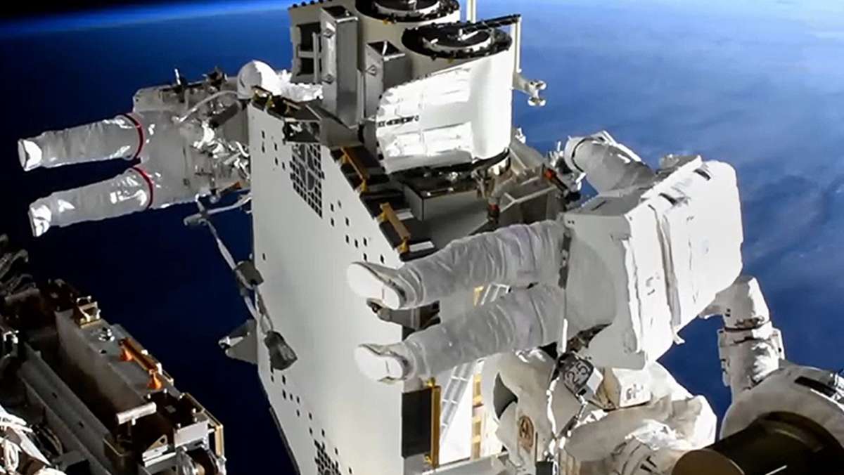 Internationale Raumstation ISS: Astronauten bringen  neues Sonnensegel an ISS zum Einsatz