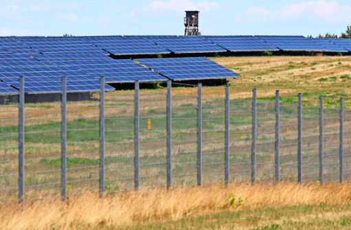 Photovoltaik-Freiflächenanlagen werden mehr und sie werden deutlich größer. Die Frage, wohin damit, sollten die Kommunen klären – sonst entscheiden andere. Foto: dpa/Bernd Wüstneck