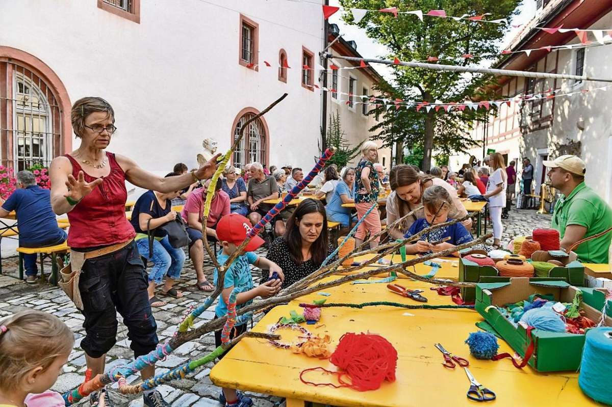 Gut besucht war am Sonntag das Museumsfest in Wunsiedel: Stefanie Batschko zeigte Kindern, wie Zauberstäbe entstehen können.
